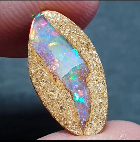 レア 希少 美品♡ アガット ボルダーオパール リング  2019 オータム 天然ボルダーオパール 19.21ct 【キラキラレッド美遊色】