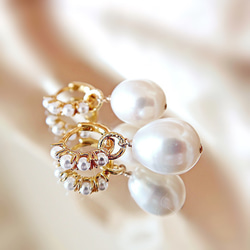 【2way】FRESHWATER PEARL CHARMS HOOP EARRINGS 1枚目の画像