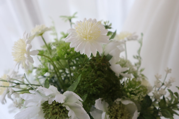 上質なナチュラル白花　ウエディングブーケ　結婚式　アーティフィシャルフラワー　高級造花 3枚目の画像