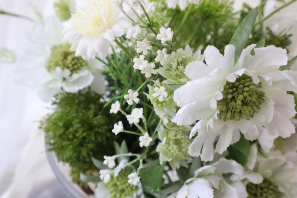上質なナチュラル白花　ウエディングブーケ　結婚式　アーティフィシャルフラワー　高級造花 2枚目の画像