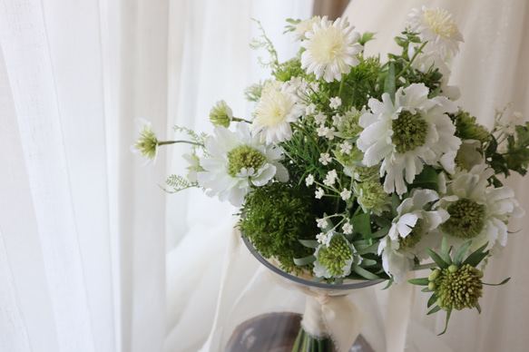上質なナチュラル白花　ウエディングブーケ　結婚式　アーティフィシャルフラワー　高級造花 1枚目の画像