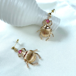 Golden Scarab Beetle Earrings サージカルステンレスピアス 1枚目の画像