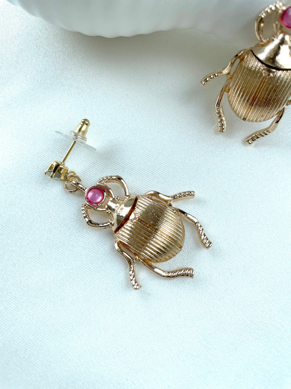 Golden Scarab Beetle Earrings サージカルステンレスピアス 2枚目の画像