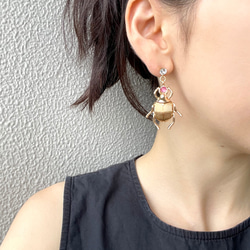 Golden Scarab Beetle Earrings サージカルステンレスピアス 3枚目の画像