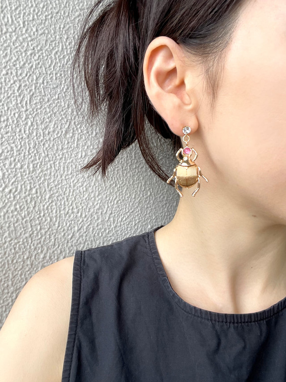 Golden Scarab Beetle Earrings サージカルステンレスピアス 3枚目の画像