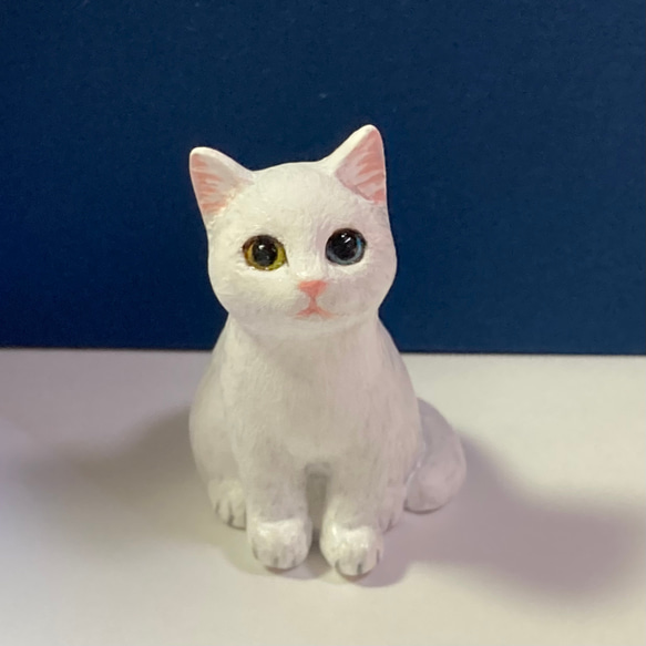 オッドアイの白い猫(猫の置物) 1枚目の画像