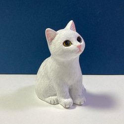 オッドアイの白い猫(猫の置物) 4枚目の画像