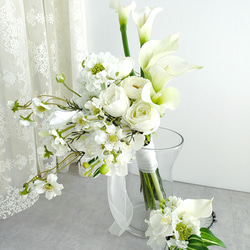 高級造花 ホワイトカラーのアシンメトリーブーケ  no.006 5枚目の画像
