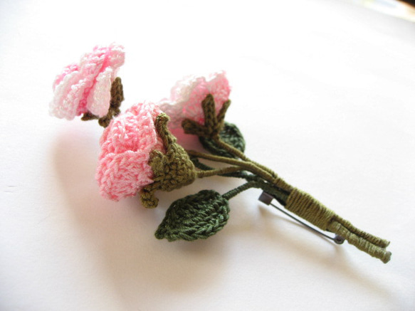 レース編み　薔薇のコサージュ　ピンク系 3枚目の画像