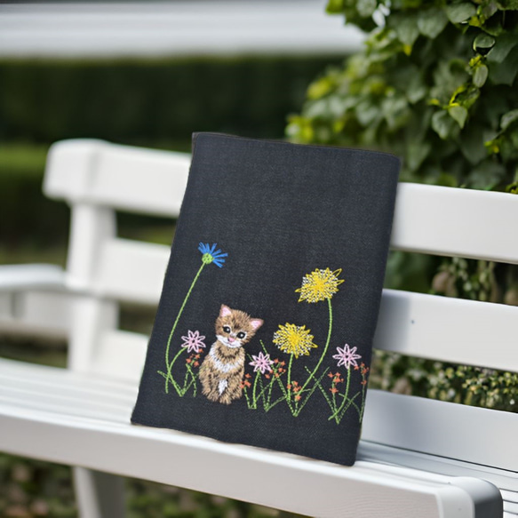 お花畑ねこ刺しゅうブックカバー　単行本・四六判サイズ〈デニム〉 1枚目の画像