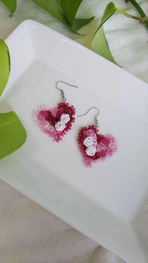 白いバラを並べて～タティングレースのピアス ピアス（フック