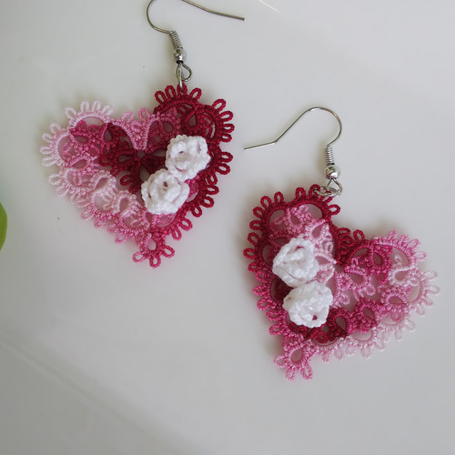 白いバラを並べて～タティングレースのピアス ピアス（フック