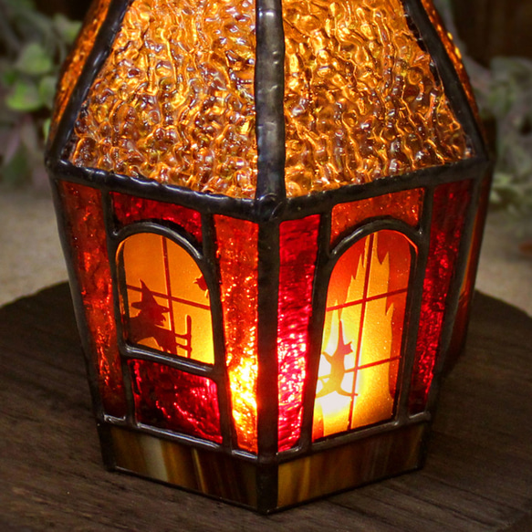 【ネコがいる魔女のお家】ステンドグラス・ランプ（LEDライト付） 2枚目の画像