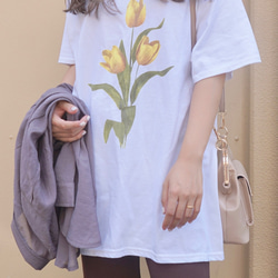 Yellow Tulip Big T-shirts (white) 半袖Ｔシャツ ブルー 青 カジュアル 1枚目の画像