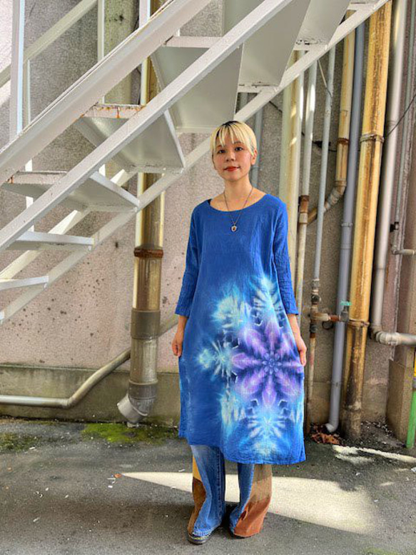 タイダイ染め 長袖ワンピース 藍色と紫の美しいコントラストの  