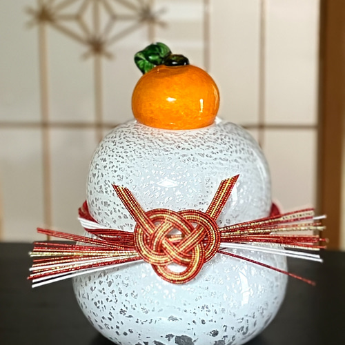 数量限定 上品で豪華なガラスの鏡餅【銀散らし 小】桐箱付き 鏡餅 花宵