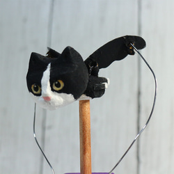 羽ばたく木彫り猫　　ハチワレ 3枚目の画像