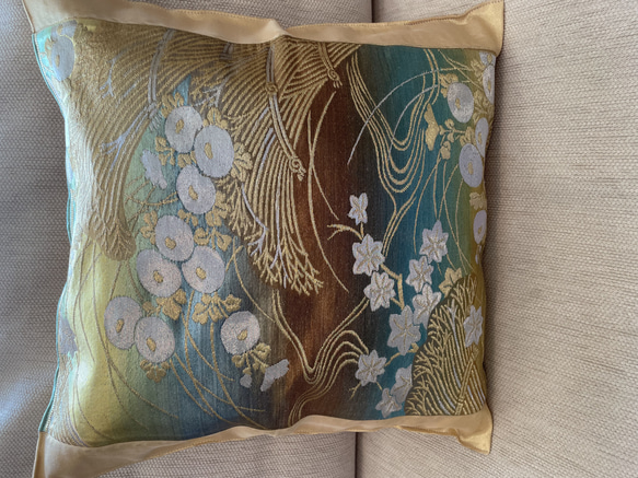 2288サーモンピンクに豪華刺繍の袋帯リメイク 正絹クッションカバー2個セット