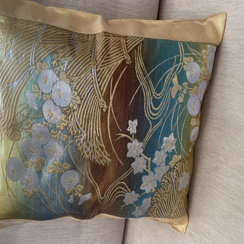 2288サーモンピンクに豪華刺繍の袋帯リメイク 正絹クッションカバー2個セット