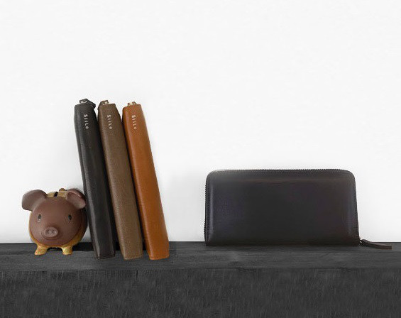 まるで本のタイトルみたい！マチにブランドロゴが入ったもっちりレザーの長財布【日本製】