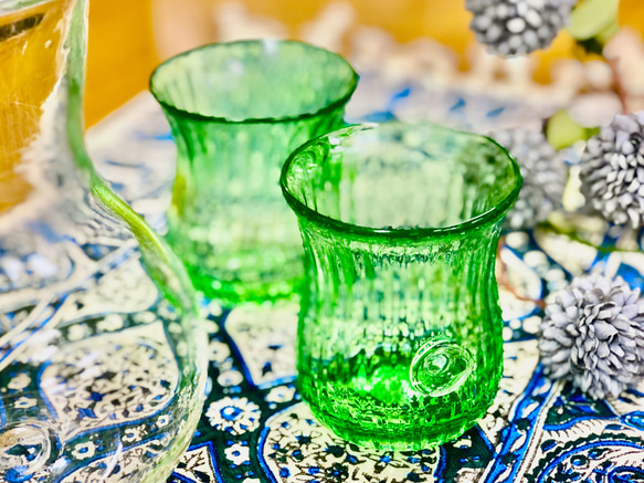【在庫限り】ボタン飾りのくびれグラス【グリーン】　～ペルシャの手吹きガラス～ 2枚目の画像