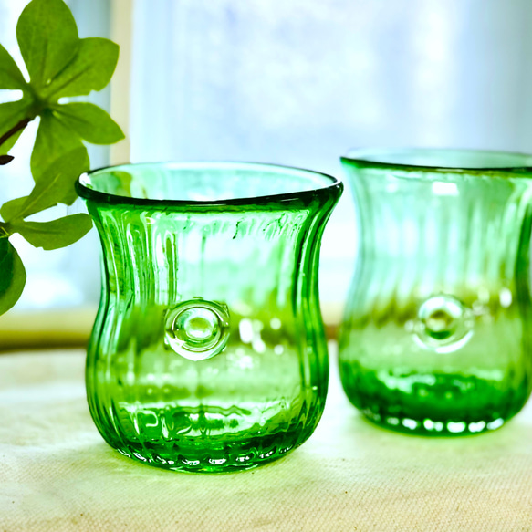 【在庫限り】ボタン飾りのくびれグラス【グリーン】　～ペルシャの手吹きガラス～ 5枚目の画像
