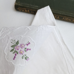 ヴィンテージのハンカチーフ 花刺繍 イギリス　手仕事　手芸　ニードルワークス ギフト 4枚目の画像