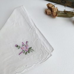 ヴィンテージのハンカチーフ 花刺繍 イギリス　手仕事　手芸　ニードルワークス ギフト 2枚目の画像