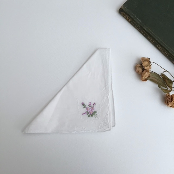 ヴィンテージのハンカチーフ 花刺繍 イギリス　手仕事　手芸　ニードルワークス ギフト 1枚目の画像