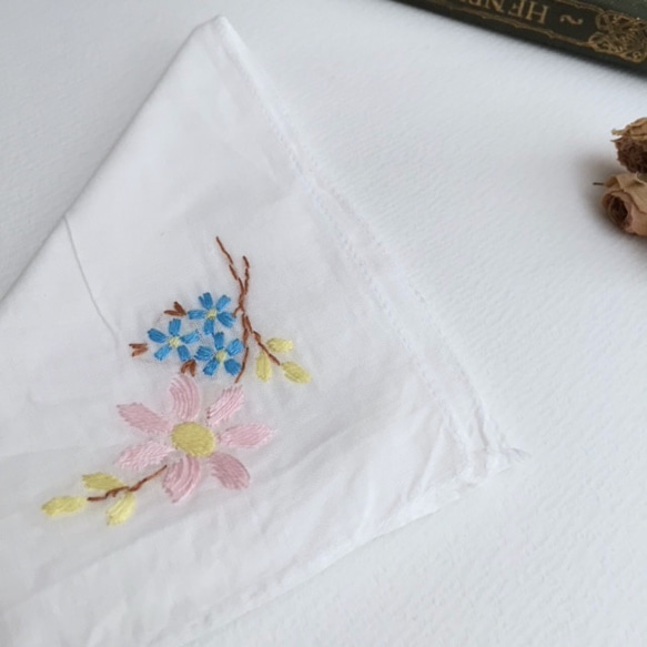 ヴィンテージのハンカチーフ 花刺繍 イギリス　手仕事　手芸　ニードルワークス ギフト 2枚目の画像