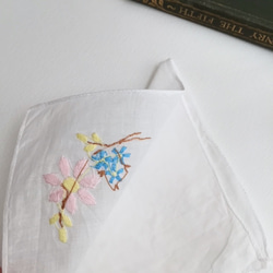 ヴィンテージのハンカチーフ 花刺繍 イギリス　手仕事　手芸　ニードルワークス ギフト 3枚目の画像