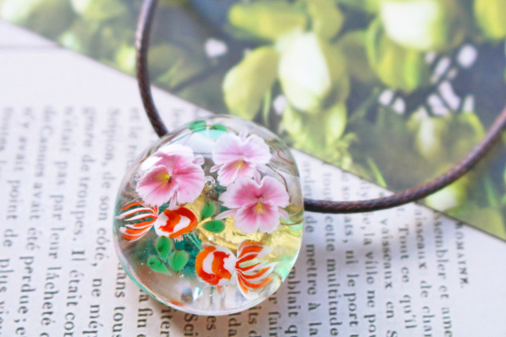 カトレアと金魚のとんぼ玉ガラスペンダント　金箔入り