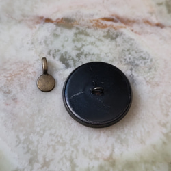 1900年代　アンティーク　フルールドリス　エスカッションボタン　ボタン+貼り付けバチカンのセット 4枚目の画像