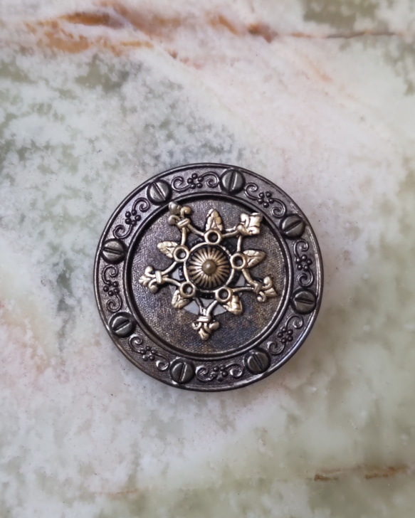 outlet  1900年代　アンティーク　フルールドリス　エスカッションボタン 1枚目の画像