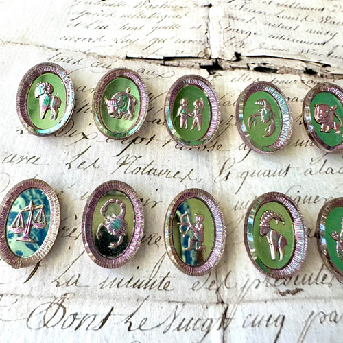 レア【西ドイツ製】ヴィンテージインタリオ 蝶々と花31mm 1個1700円 70s ヴィンテージ すみれの花モチーフ インタリオ ガラスカボション