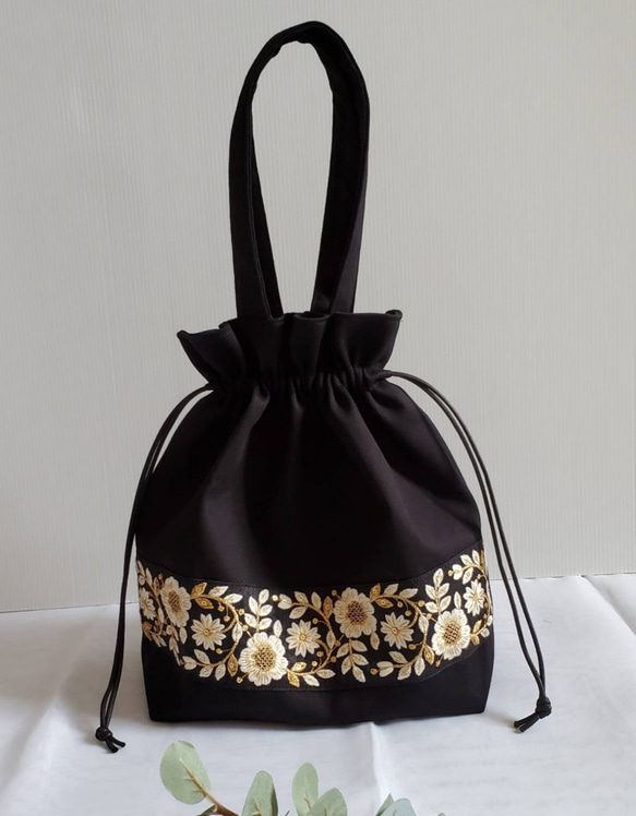 新作～ ☆巾着バッグ☆ コットンブラック×インド刺繍リボン 巾着