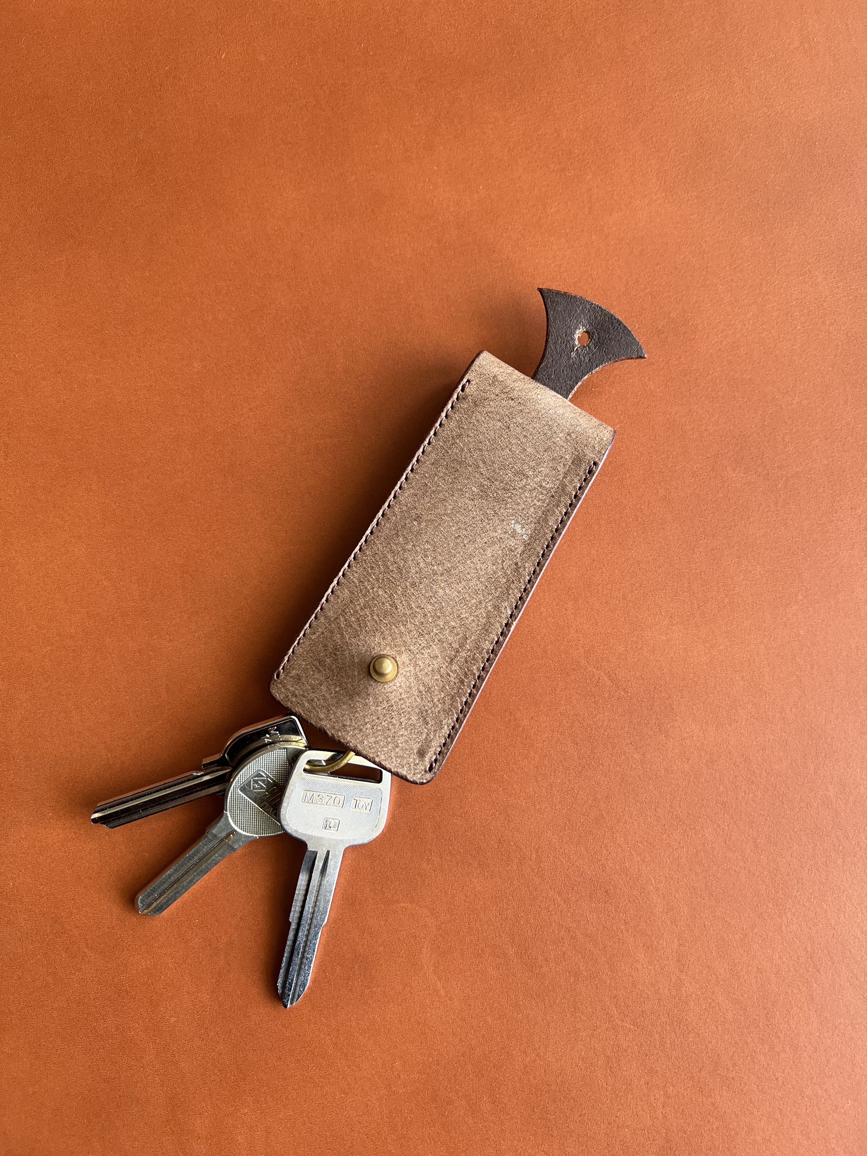 【キーケース】　本革　真鍮製のギボシ留め　イタリアンレザー　色数豊富