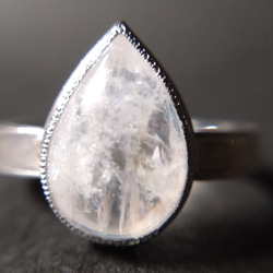 セール中　ラブラドライト　リング　指輪　一点物　金属アレルギー対応　ホワイト　ブルー　手彫り　ミルグレイン　ミル打ち 2枚目の画像