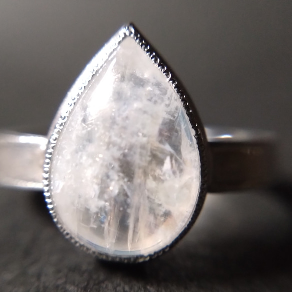 セール中　ラブラドライト　リング　指輪　一点物　金属アレルギー対応　ホワイト　ブルー　手彫り　ミルグレイン　ミル打ち 2枚目の画像