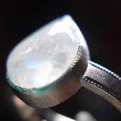 セール中　ラブラドライト　リング　指輪　一点物　金属アレルギー対応　ホワイト　ブルー　手彫り　ミルグレイン　ミル打ち 6枚目の画像