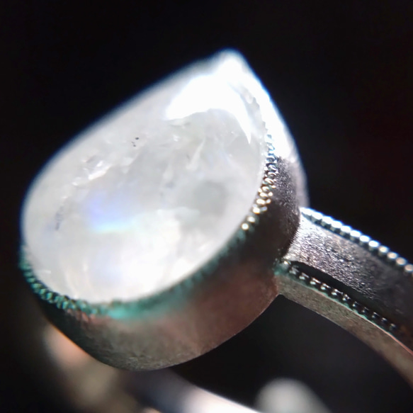 セール中　ラブラドライト　リング　指輪　一点物　金属アレルギー対応　ホワイト　ブルー　手彫り　ミルグレイン　ミル打ち 6枚目の画像