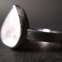 セール中　ラブラドライト　リング　指輪　一点物　金属アレルギー対応　ホワイト　ブルー　手彫り　ミルグレイン　ミル打ち 4枚目の画像