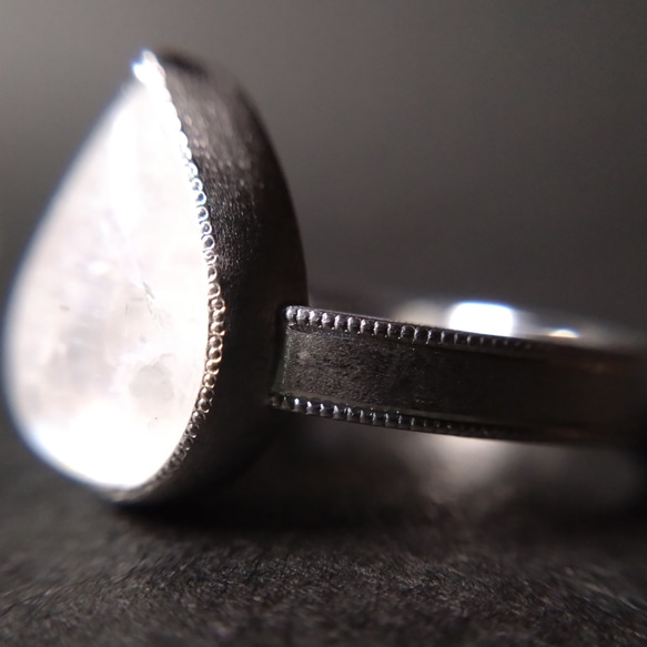 セール中　ラブラドライト　リング　指輪　一点物　金属アレルギー対応　ホワイト　ブルー　手彫り　ミルグレイン　ミル打ち 4枚目の画像