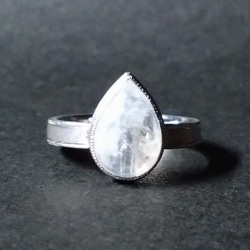 セール中　ラブラドライト　リング　指輪　一点物　金属アレルギー対応　ホワイト　ブルー　手彫り　ミルグレイン　ミル打ち 1枚目の画像