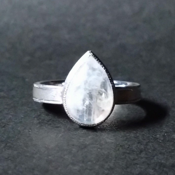 セール中　ラブラドライト　リング　指輪　一点物　金属アレルギー対応　ホワイト　ブルー　手彫り　ミルグレイン　ミル打ち 1枚目の画像