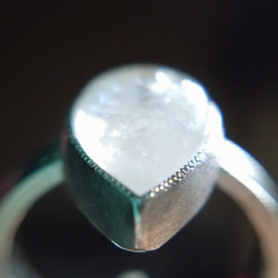 セール中　ラブラドライト　リング　指輪　一点物　金属アレルギー対応　ホワイト　ブルー　手彫り　ミルグレイン　ミル打ち 5枚目の画像
