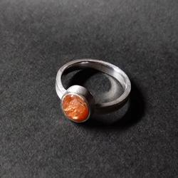 サンストーン　天然石　リング　指輪　一点物　金属アレルギー対応　オレンジ　手彫り　ミルグレイン　ミル打ち　シルバー９２５ 3枚目の画像