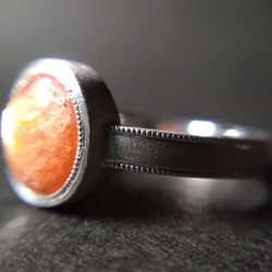 サンストーン　天然石　リング　指輪　一点物　金属アレルギー対応　オレンジ　手彫り　ミルグレイン　ミル打ち　シルバー９２５ 5枚目の画像