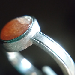 サンストーン　天然石　リング　指輪　一点物　金属アレルギー対応　オレンジ　手彫り　ミルグレイン　ミル打ち　シルバー９２５ 6枚目の画像