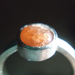 サンストーン　天然石　リング　指輪　一点物　金属アレルギー対応　オレンジ　手彫り　ミルグレイン　ミル打ち　シルバー９２５ 4枚目の画像